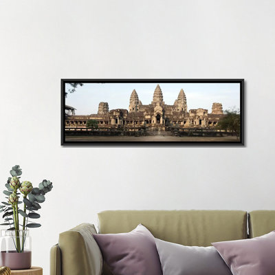 Façade panoramique d'un temple, Angkor Wat, Angkor, Koh Reap, Cambodge - reproduction de photo sur toile tendue