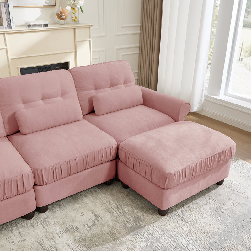 Canapé d'angle 3 places en chenille rose capitonnée avec pouf et accoudoirs arrondis