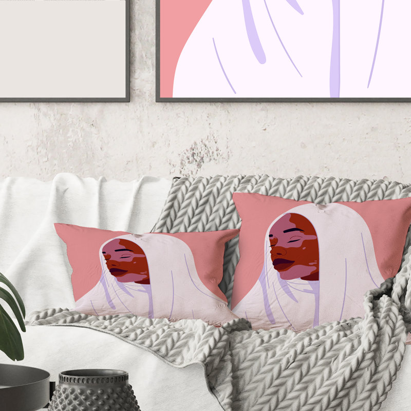 Magnifique femme afro-africaine souriante avec housse de coussin rectangulaire et insert en vitiligo