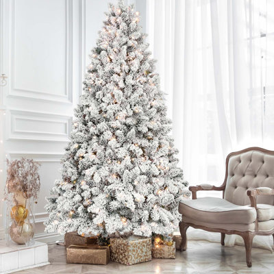 Arbre de Noël à charnière floqué avec pointes en PVC enneigées, lumières UL, 21 pommes de pin naturelles et support en métal