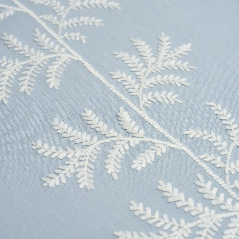 Papier peint brodé Eloise, Bleu