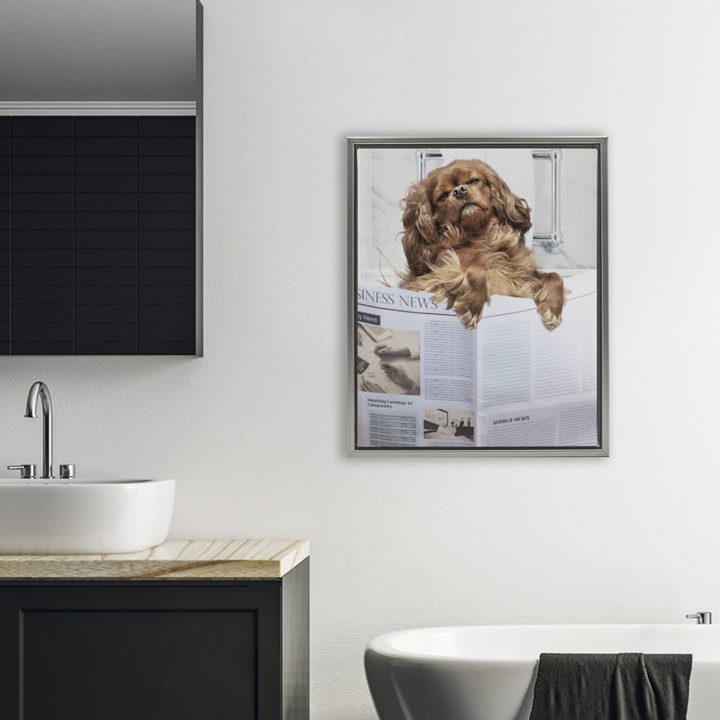 Cadre flottant Sleeping on Loo Bath Humor, design par Jesse Keith, Cadre flottant gris lustré, H 31 po x l 25 po