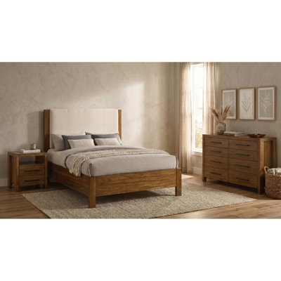 Ce lit queen-size brun chaud est doté d'une tête de lit capitonnée à coutures verticales, encadrée par des montants robustes et des traverses minimalistes pour un style rustique moderne. Dimensions totales : 217 cm (L) x 160 cm (P) x 143 cm (H)