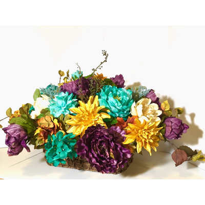 Arrangement floral long dans un panier