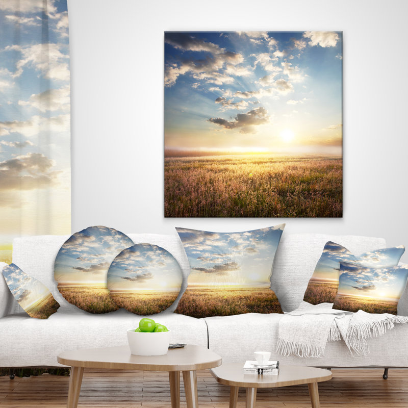 Mountain Meadow sous un ciel couvert - coussin à imprimé paysage, 18 po x 18 po, Coussin décoratif