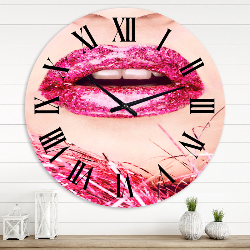 Gros plan sur Golden Woman Lips II - horloge murale moderne, Petit, Or