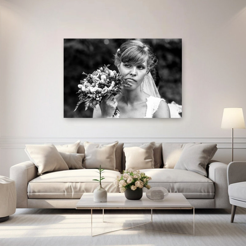 Mariée pensive avec bouquet - Portrait contemporain - Affiche murale florale, 40" H x 60" W