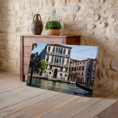 Toile, scène sereine d'un canal vénitien à midi avec un magnifique édifice historique détaillé d'art mural avec balcons ornés et art mural sur toile