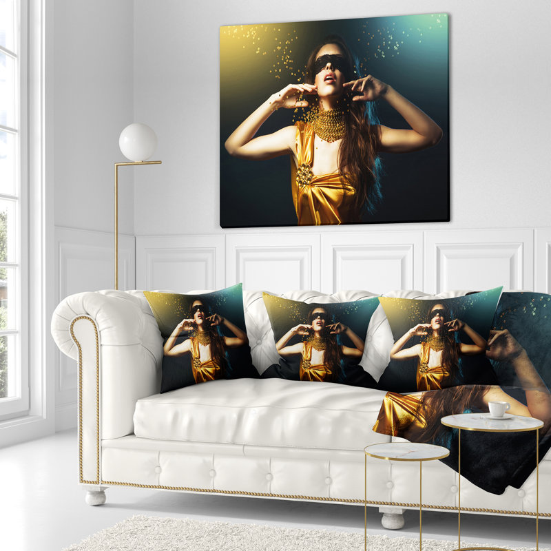 Femme en jaune avec un masque - coussin imprimé Portrait, 16 po x 1 po, Coussin décoratif