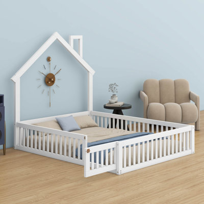 Structure de lit en bois avec tête de lit en forme de maison, lit plateforme double avec garde-corps
