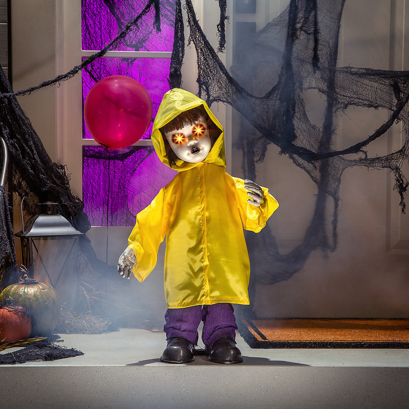 Poupée debout dans un imperméable, décoration d'Halloween