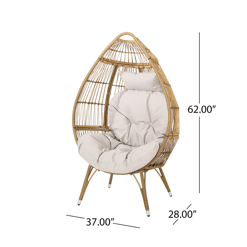 Fauteuil de panier en forme de larme, élégant et confortable, fini beige, idéal pour les espaces extérieurs, coussins inclus.