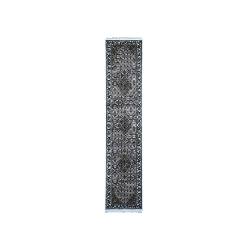 Tapis de couloir noué à la main 2 pi 7 po x 11 pi 10 po en laine et soie ivoire Tebraz Mahi 2 pi 7 po x 11 pi 10 po