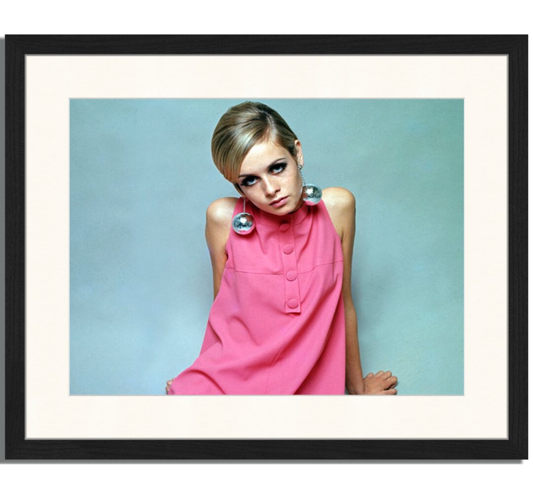 Gerahmtes Poster Twiggy in Pink