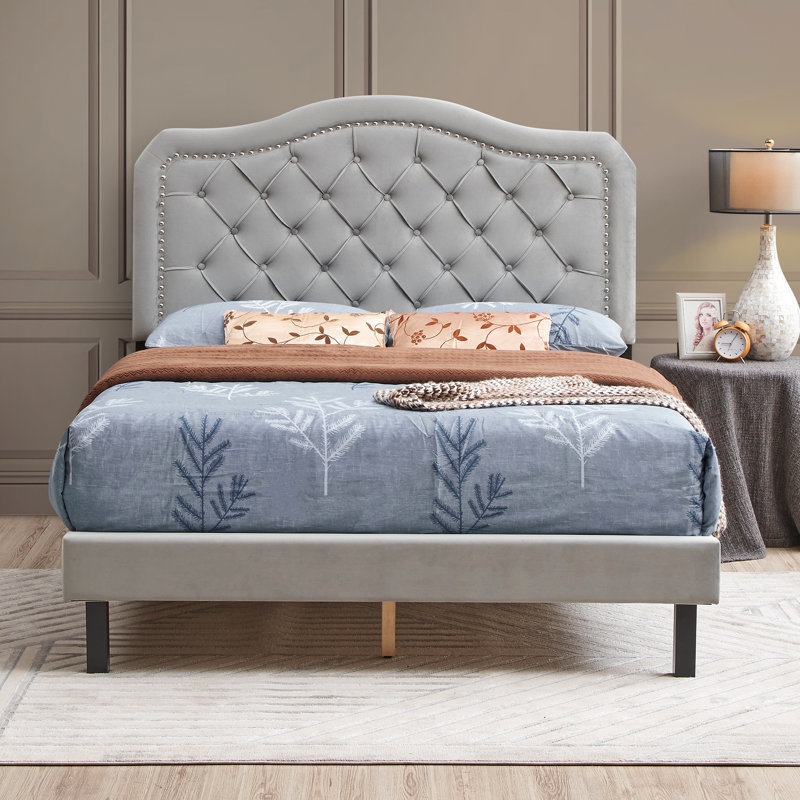 Grand lit avec tête de lit en velours gris, base en lattes de bois, lit tapissier à étapes de montage simples, caractéristique du design, soutien solide, sans effort
