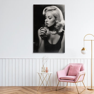 Femme classique et toile Martini, design par Decent Exposures