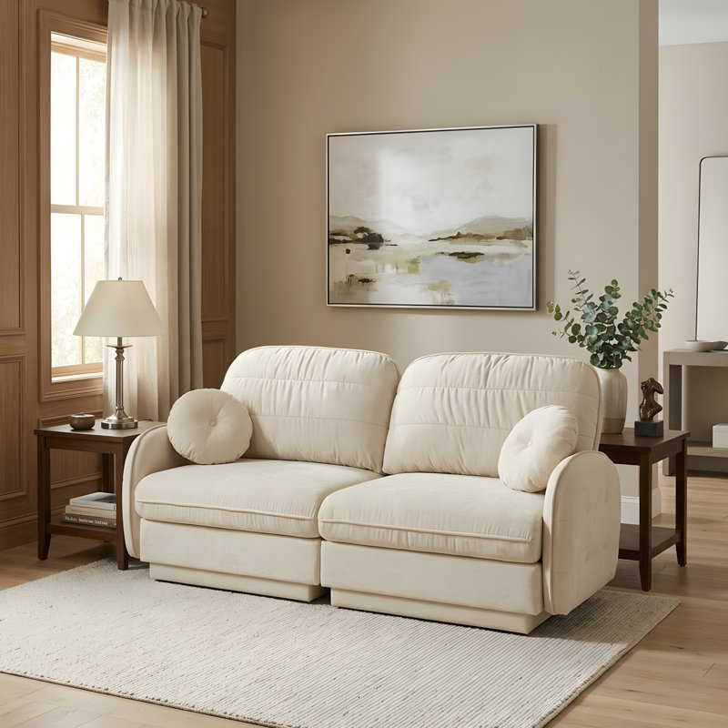 Un canapé profond dans le salon, avec des coussins ronds, H 37,38 po x l 73,18 po x P 33,38 po, Crème