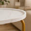 Simple table d'appoint en forme de C de cacao blanc, compacte et peu encombrante, pouvant être placée à côté du canapé ou dans la chambre à coucher.