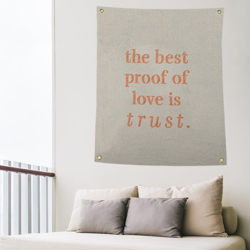 Tapisserie en polyester et citation manuscrite en polyester, H 59 pi x l 50 po, Blanc / Orange