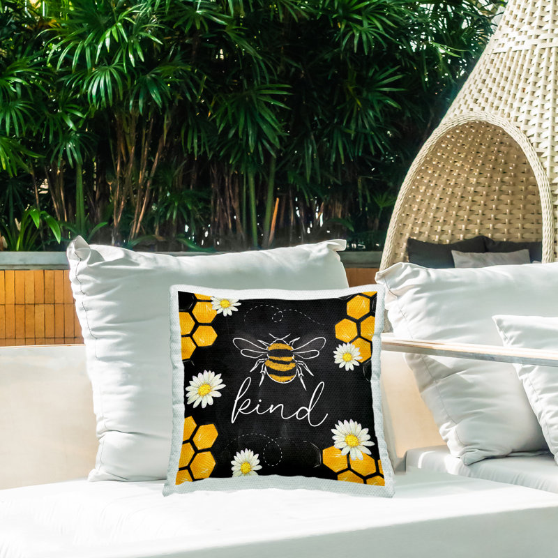 Coussin d'extérieur «Bee Kind Honeycomb Daisies» par ND Art