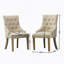 Ensemble de deux fauteuils à oreilles capitonnés en bois massif brun clair avec têtes de clous, pour un siège confortable et élégant-981012996