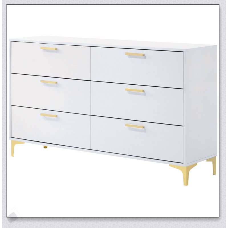 La commode rectangulaire blanche à 6 tiroirs avec détails dorés Karena est parfaite pour les chambres à coucher modernes et contemporaines