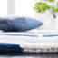 Tapis bleu foncé / bleu clair / blanc en laine touffeté à la main Sanaz-1039119854