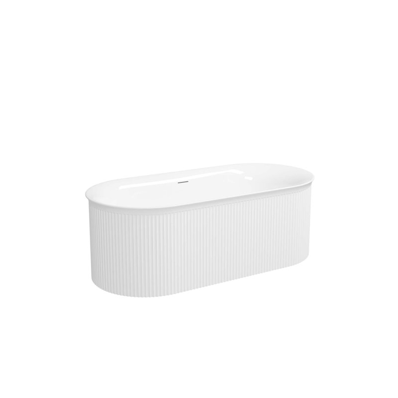 Baignoire de trempage autoportante en acrylique de 67 po de style cannelée avec trop-plein à fente intégrée et bonde en nickel brossé