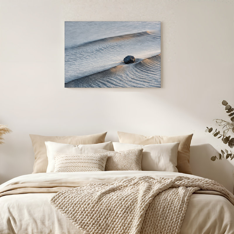 Art mural noir sur fond de roches volcaniques noires sur sable humide, H 24 po x l 36 po
