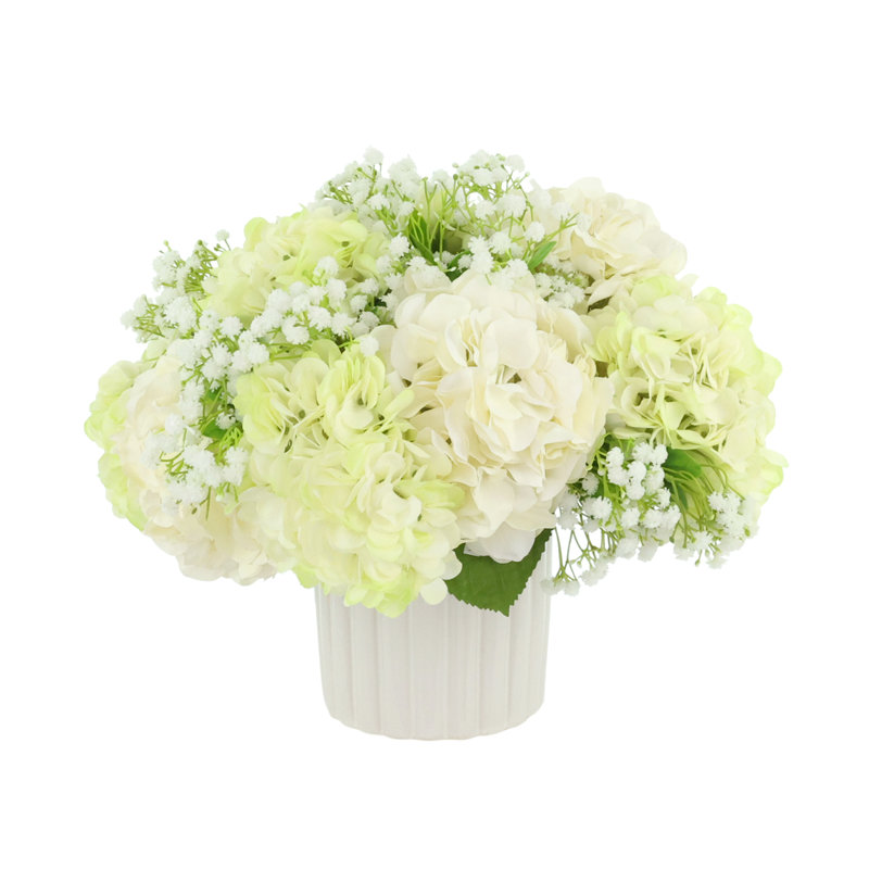 Hortensias et souffle de bébé dans un pot décoratif