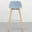 2 tabourets de comptoir - siège et dossier incurvés, tissu bleu denim, pieds, repose-pieds pour un style équilibré de style Mid-Century, revêtement, structure avec