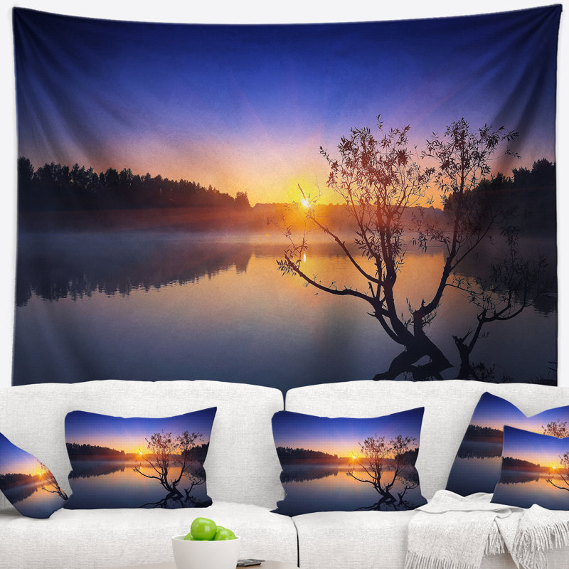 Arbre solitaire Schafer dans un étang en tapisserie bleue, H 50 po x l 60 po