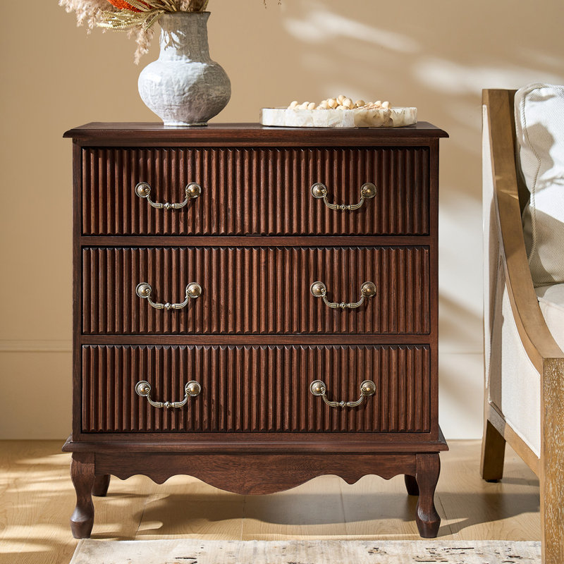 Commode cannelée en bois massif à 3 tiroirs de l 28 po Kaybri avec prise de courant intégrée et assemblage simple, Noyer