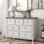 Commode moderne avec 7 tiroirs, poignées en métal et surface en grain de bois