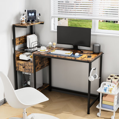Bureau d'ordinateur brun avec prise de courant et étagères, étagères réversibles, construction robuste, éclairage DEL, ports, crochet pour casque audio. Parfait pour les jeux vidéo à domicile. Étagères électriques, agencement et fonctionnalités.