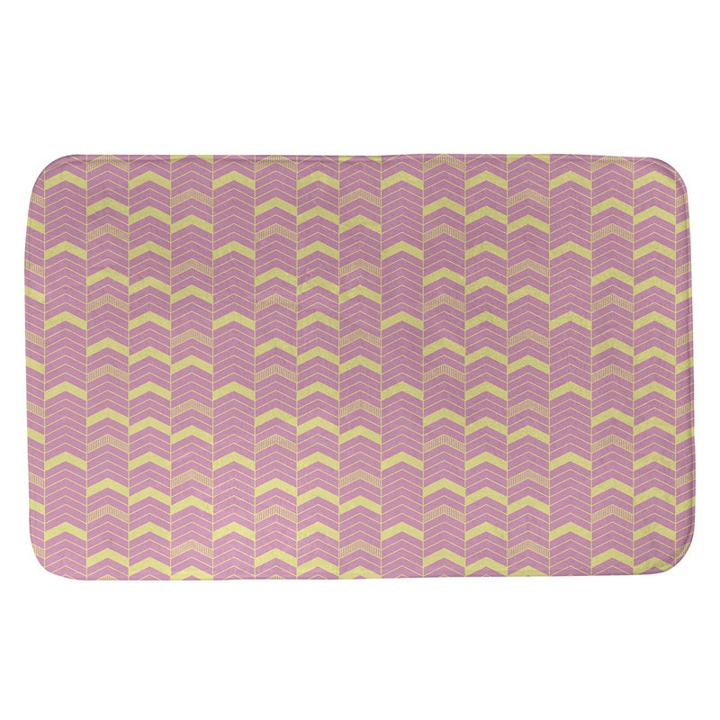 Tapis pour salle de bain lineed chevrons Stephenie, l 17 po x L 24 po, Rose / Jaune