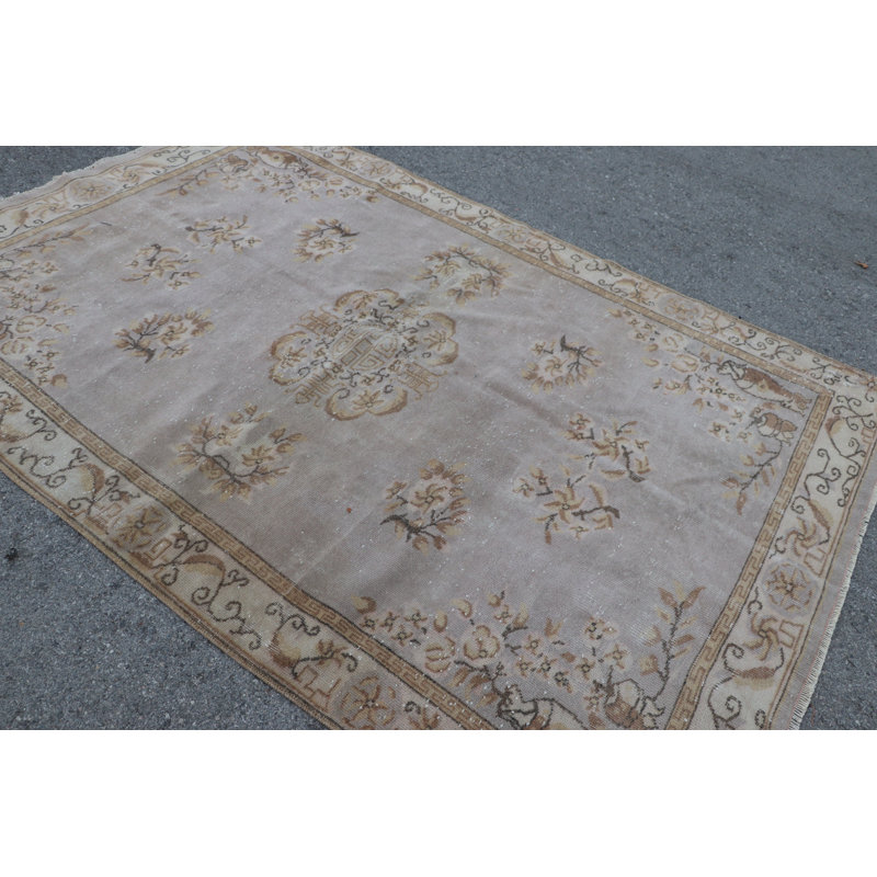 Élégant tapis turc avec un doux motif floral beige servant de décor classique avec un motif oriental tissé