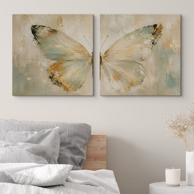 Doux papillon diptyque avec tons neutres et élégance délicate, ensemble de 2 reproductions d'art sur toile encadrées