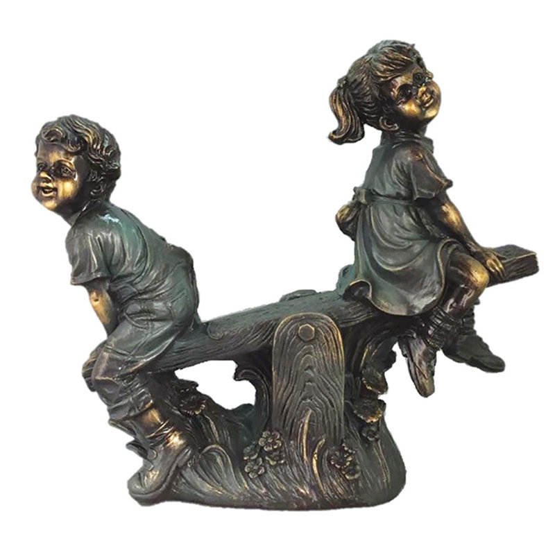 Statue garçon et fille sur une bascule