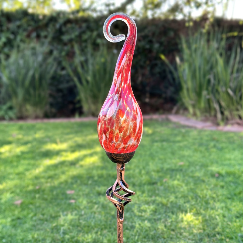 Piquet de jardin en forme de spirale en verre nacré soufflé à la main avec détails de fleuron Exhart, 36 po, Rouge