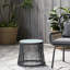 Table inspirée - Fabrication en corde et fer tissés, surface en verre trempé, décoration de patio, facile à nettoyer, cadre latéral chic de H 18,6 po x l 16,72 po, idéal pour le patio, nettoyage sans effort