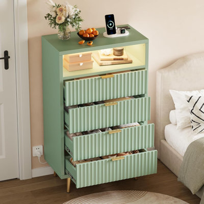 Commode 4 tiroirs pour chambre à coucher, commode en bois de l 28 po avec lumières DEL et station de charge, table de chevet en bois cannelé avec poignée dorée, commode moderne pour placard, salon, couloir