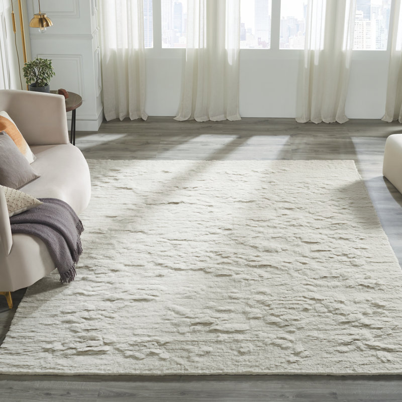 Hand Knotted Wool Area Rug in White/Cream, Rectangle 5' x 7'