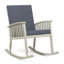 Chaise berçante en bois gris pour un moment paisible en plein air