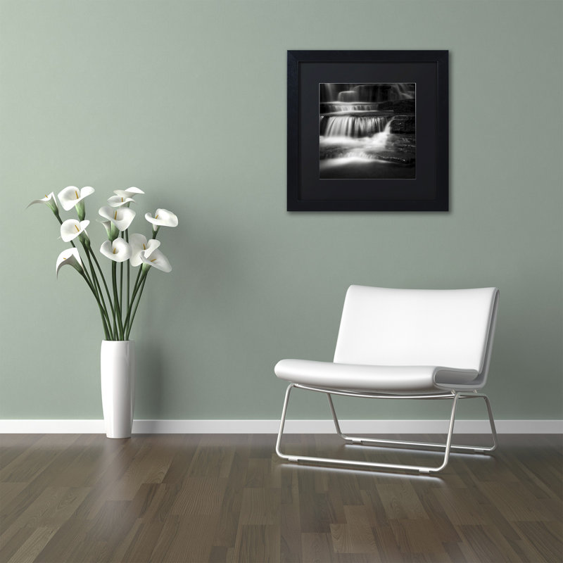Cascade par Dave MacVicar - reproduction de photo sur toile encadrée, H 11 po x l 14 po x P 0,5 po