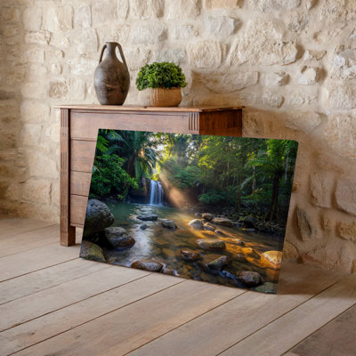 Toile, "Une forêt tropicale luxuriante, scène avec une cascade d'eau qui coule dans une piscine sereine entourée de toile"