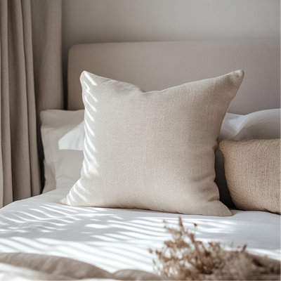 Coussin beige rayé en tricot texturé