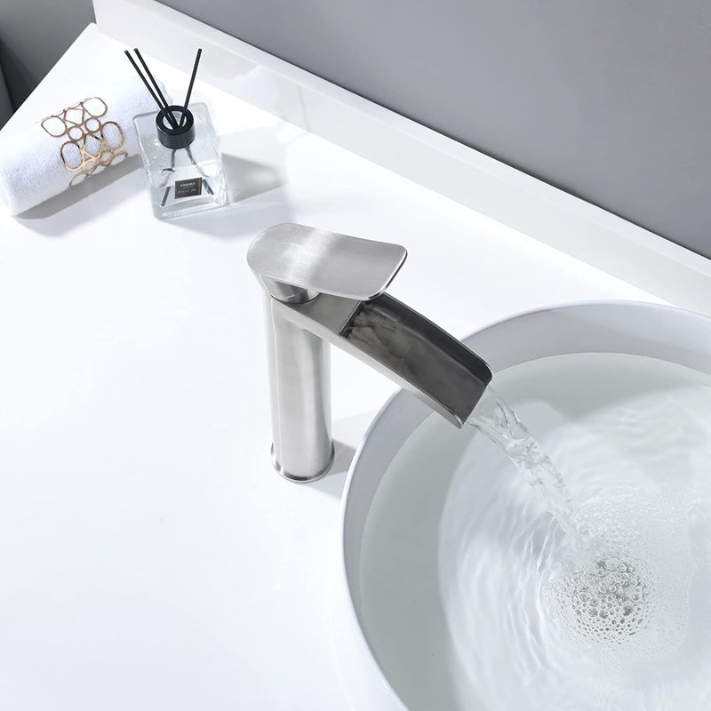 Robinet de lavabo vasque de salle de bain haut en nickel brossé, robinet de salle de bain moderne à un trou à poignée simple et cascade, avec bonde escamotable et ligne d'alimentation en eau.