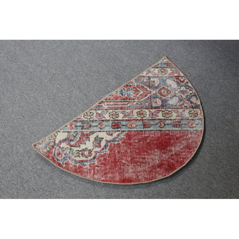 Découvrez ce tapis de porte turc rouge et bleu élaboré demi-cercle idéal pour n'importe quel vestibule