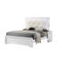 Grand lit avec similicuir blanc, structure en bois massif, DEL intégrée et conception à boutons pour lit en cuir contemporain Retreat, texture unique